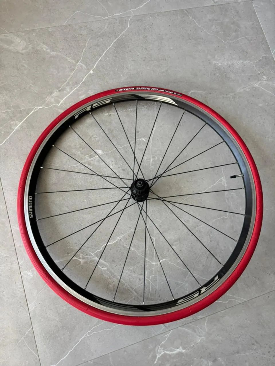 Roda para Bicicleta(Traseira Shimano RS 010) + Pneu Vittoria para treino no rolo 700x23