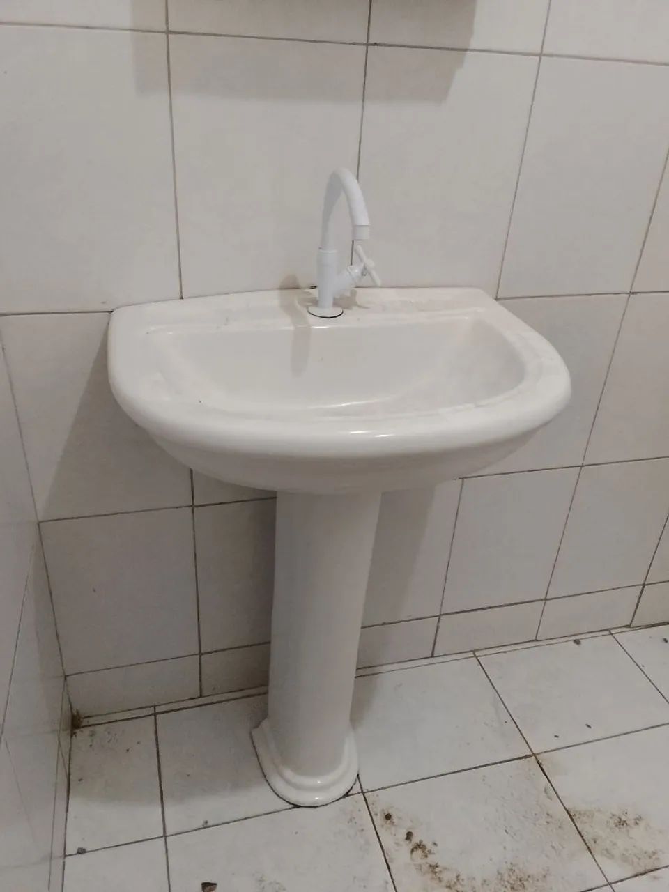 Vendo Pia de banheiro com Base e Espelho 65570243390083123