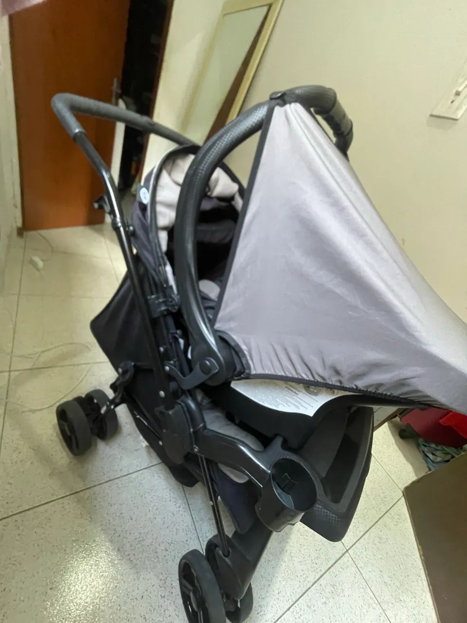 Vende-se conjunto de carrinho de bebê com bebê conforto Tutti Baby bem conservados.