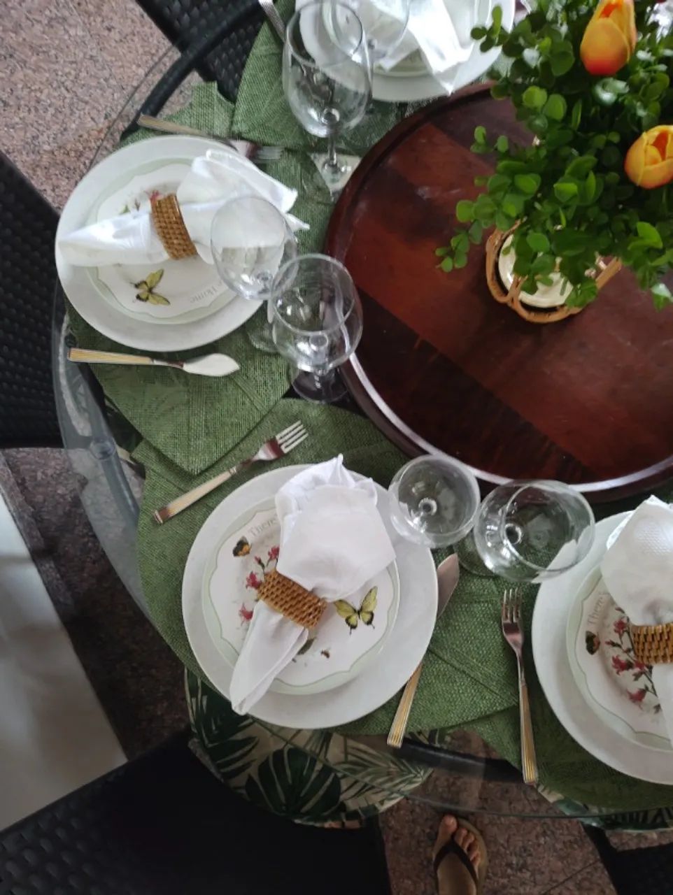 MESA REDONDA DE JANTAR EM TAMPO DE VIDRO COM 6 CADEIRAS  - Foto 2