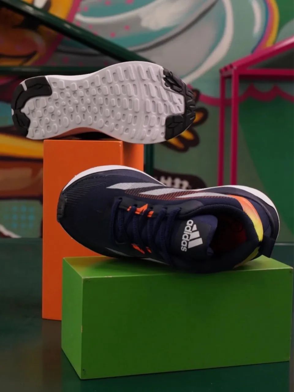 Tênis esportivo adidas com detalhes laranja  - Foto 4