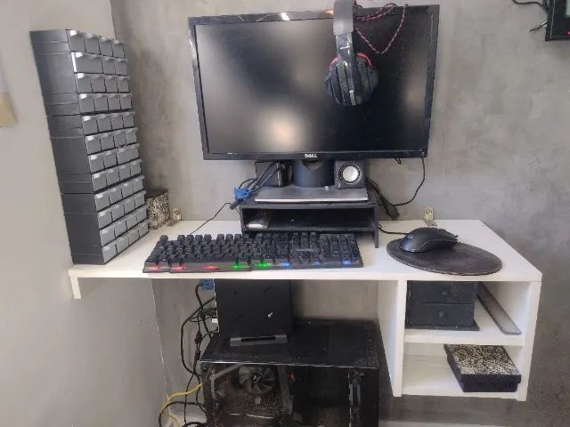 Mesa de computador de parede - branca e compacta