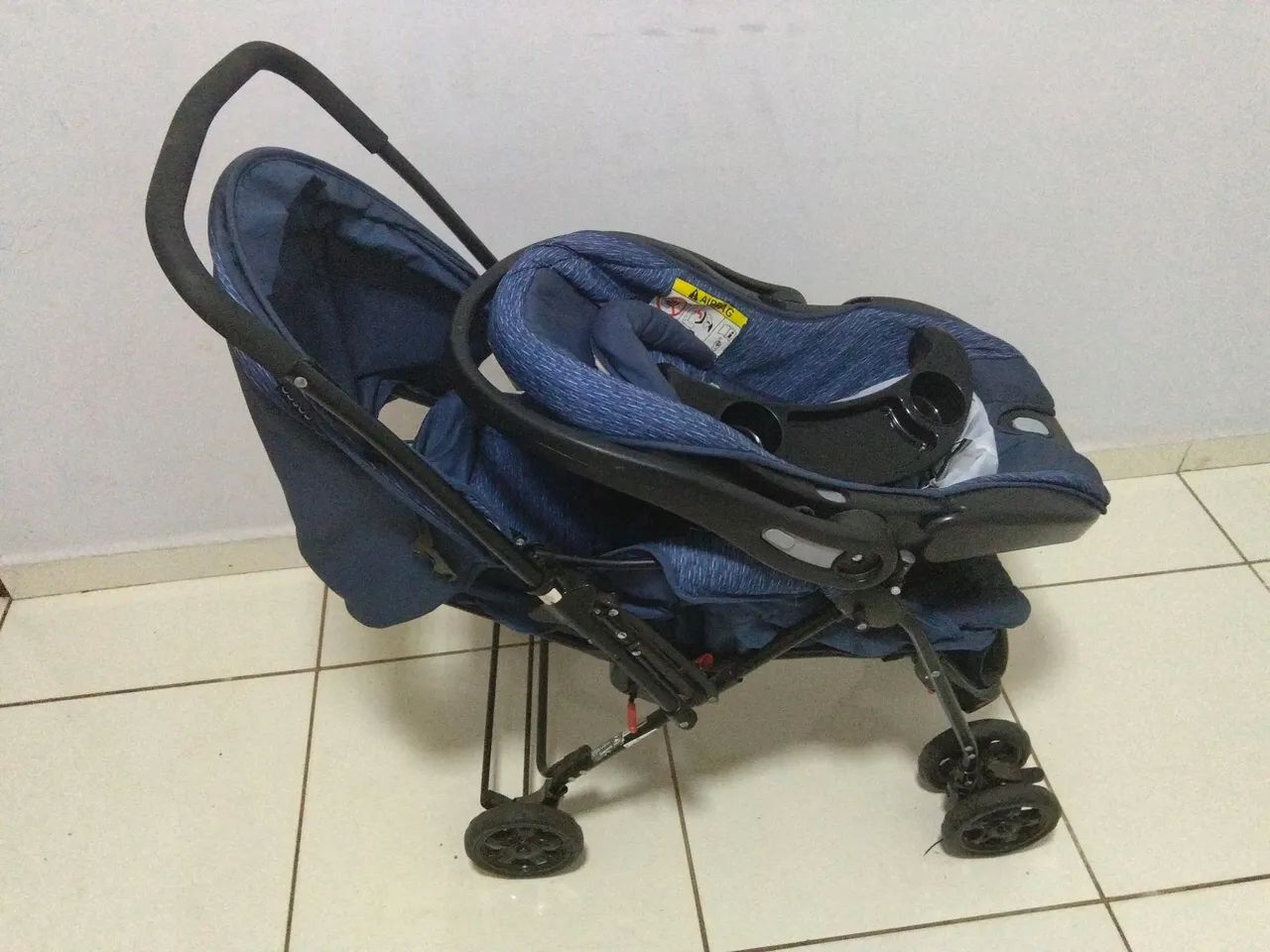Carrinho de bebê com bebê conforto  - Foto 2