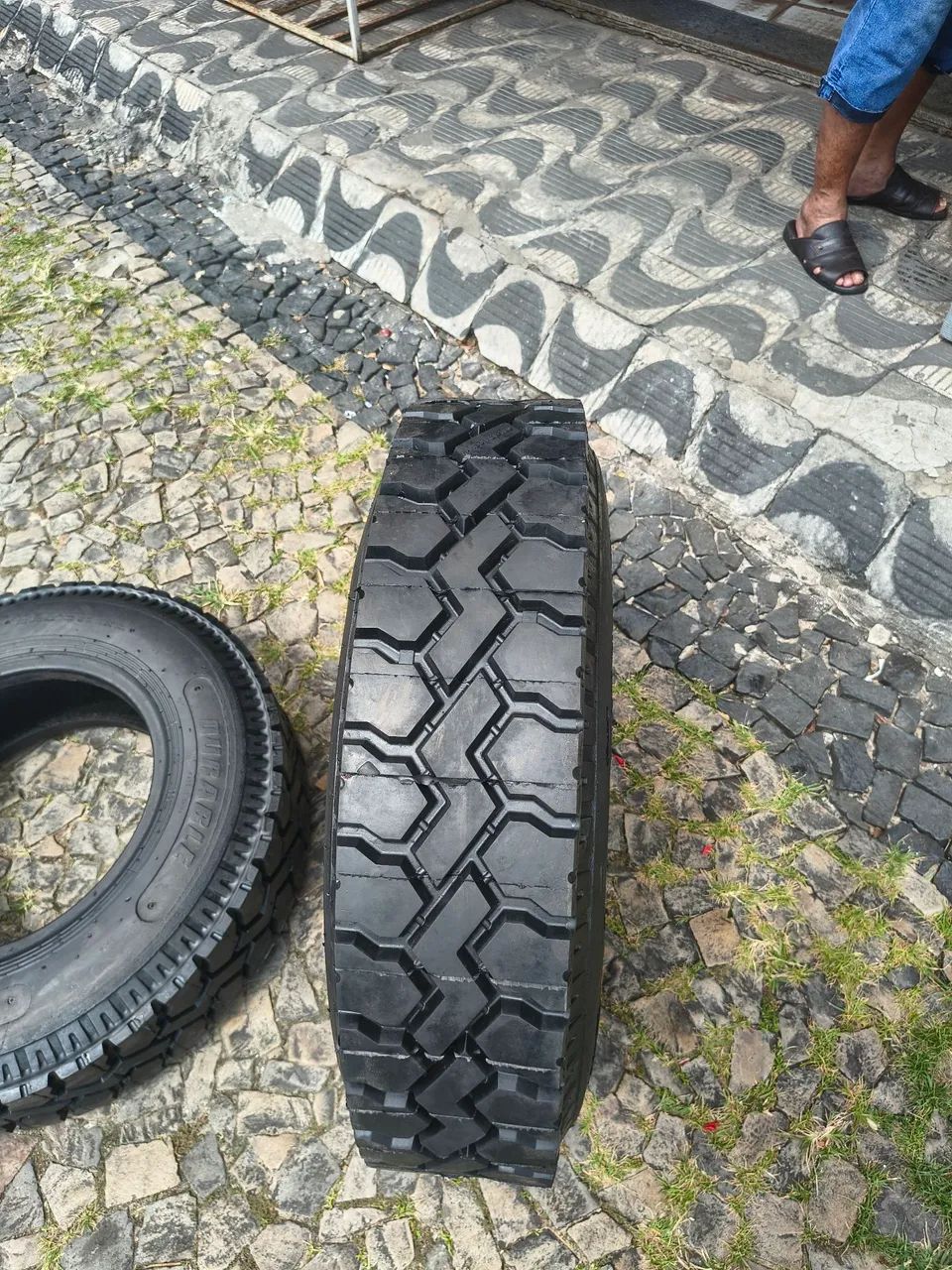 Pneus borracho 750x16 - Foto 4
