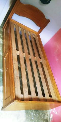 Vende se ou troca se cama de madeira pura em celular - Foto 3
