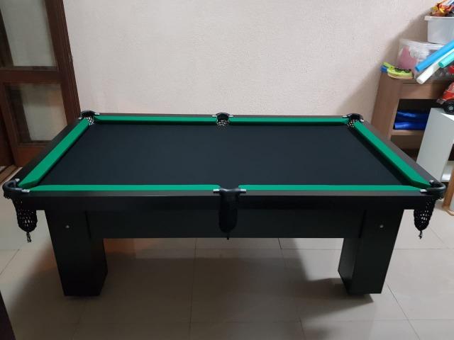 Mesa Charme e Bancos L. Cor Preta Tecido Preto e Borda Verde Mod. WOSI6911