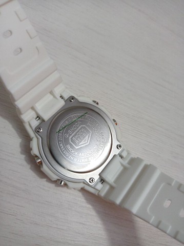 g shock branco quadrado