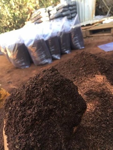 Terra adubada ensacada 20kg - Foto 3