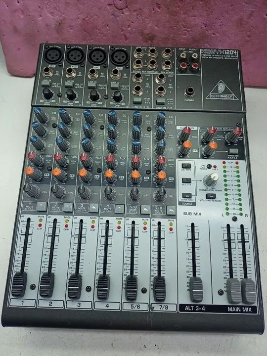 Mesa de Som Behringer 1204
