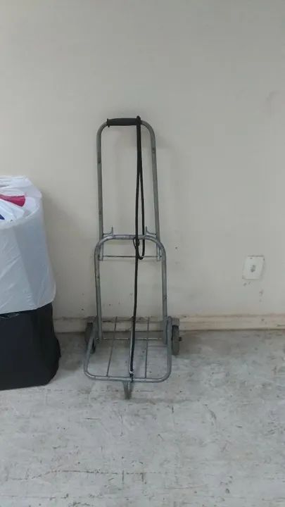 Carrinho de mão dobrável, usado, bom estado. E outros.