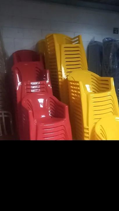 Jogo de Mesa e Cadeiras Plástico cor Amarelo padrão Skol  - Foto 2