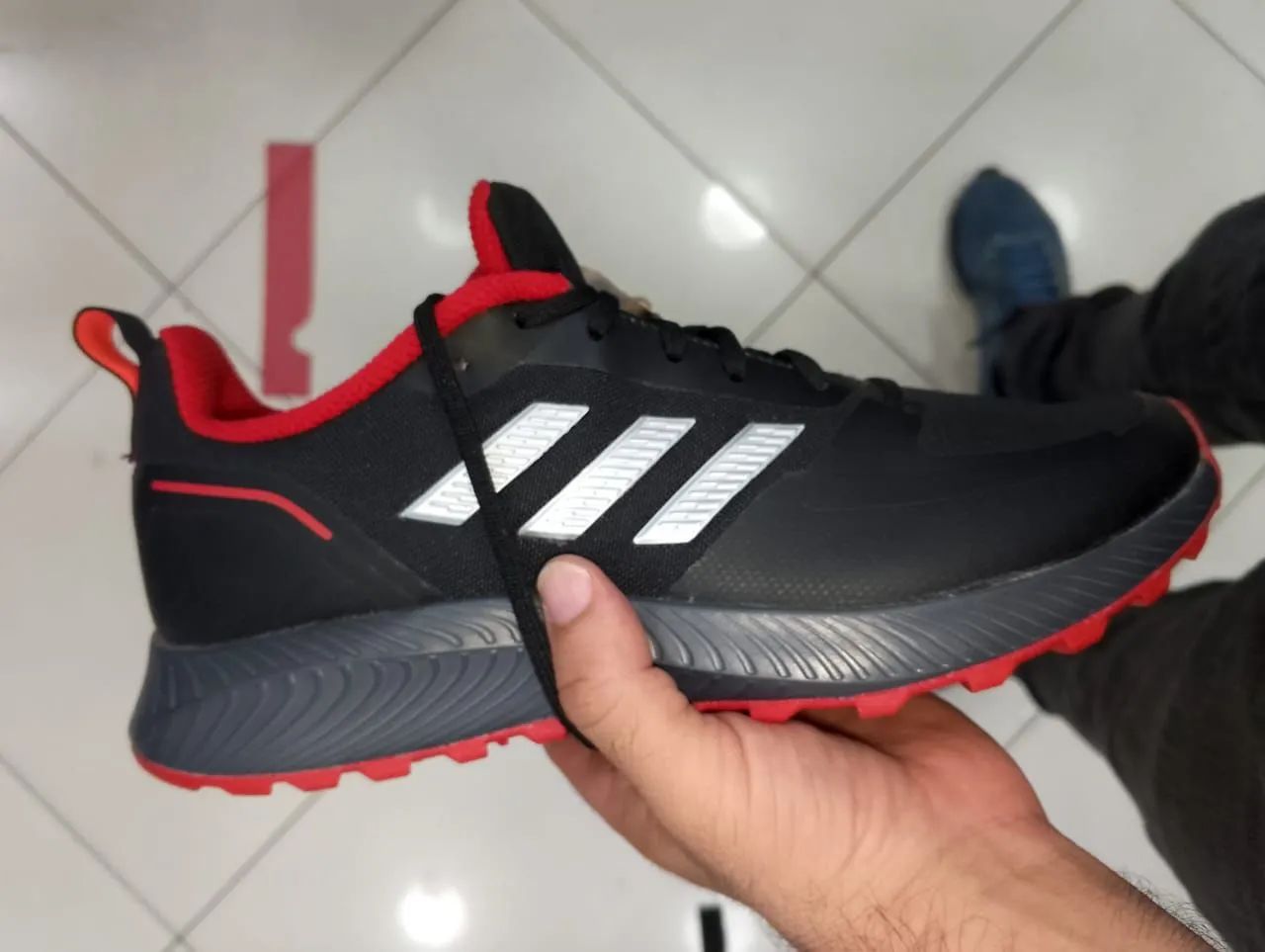 Vendo tênis adidas original zerado na caixa n37,38,39 por apenas 250 reais