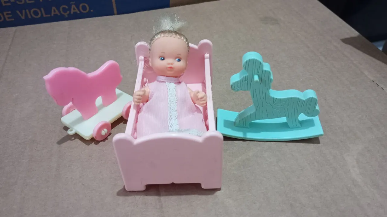 Brinquedos de bebê - Cama, cavalinho e boneca