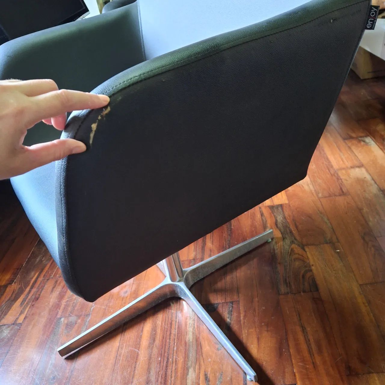 2 Poltronas Giratórias em Couro, pés de inox - Foto 4