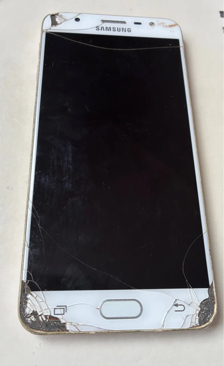 Celular Samsung com defeito