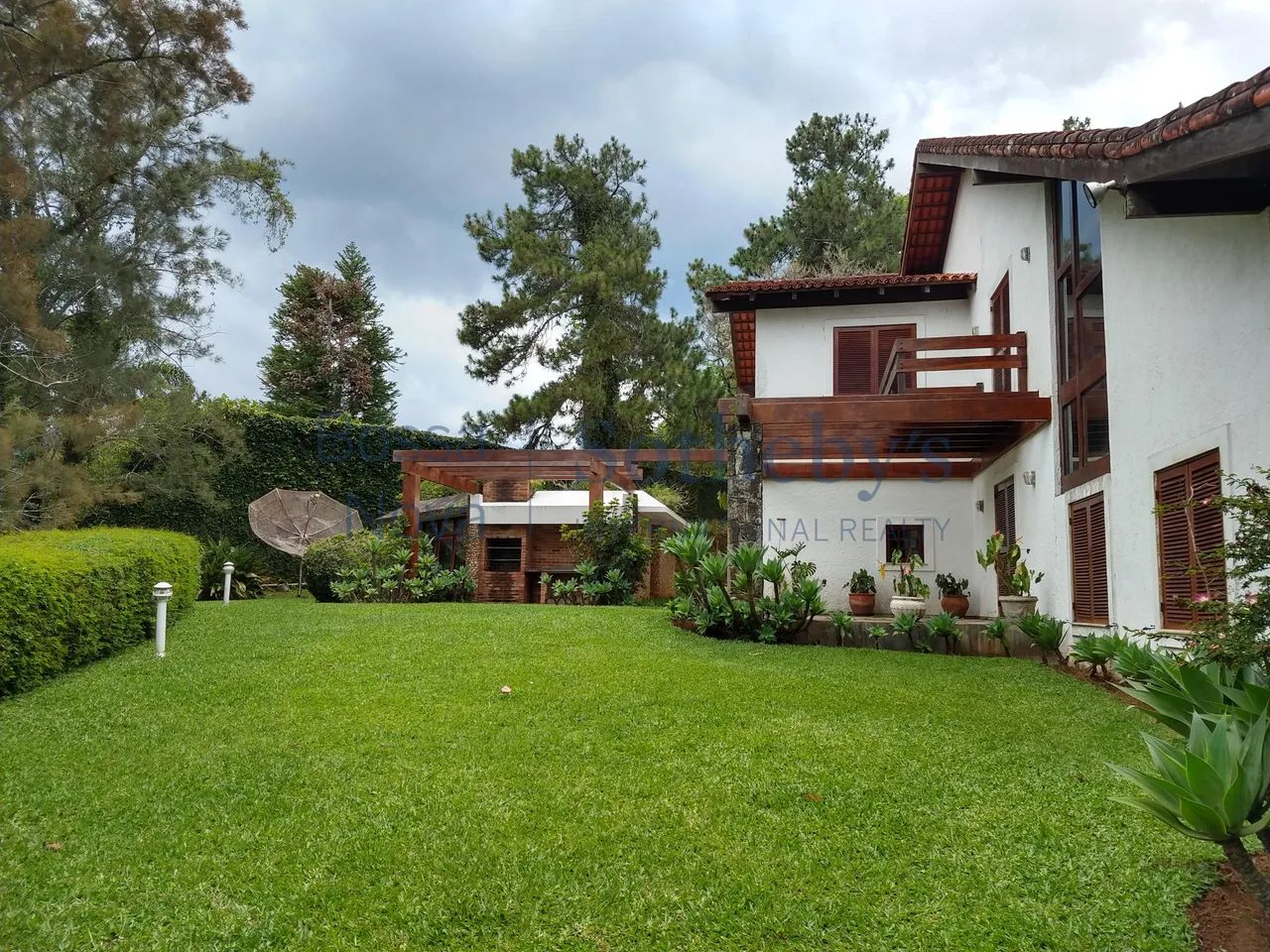 Casa com piscina e arquitetura sofisticada - Foto 4
