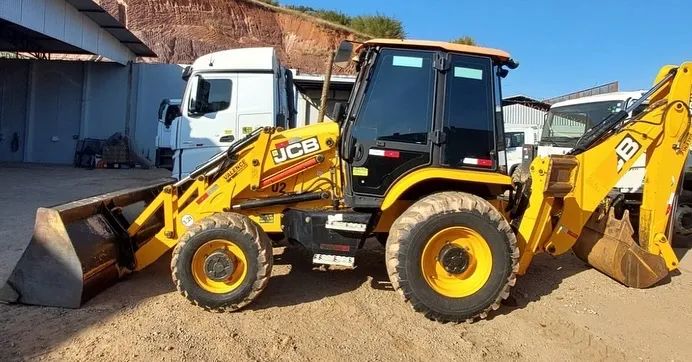 RETROESCAVADEIRA JCB 3CX 4x4 2020