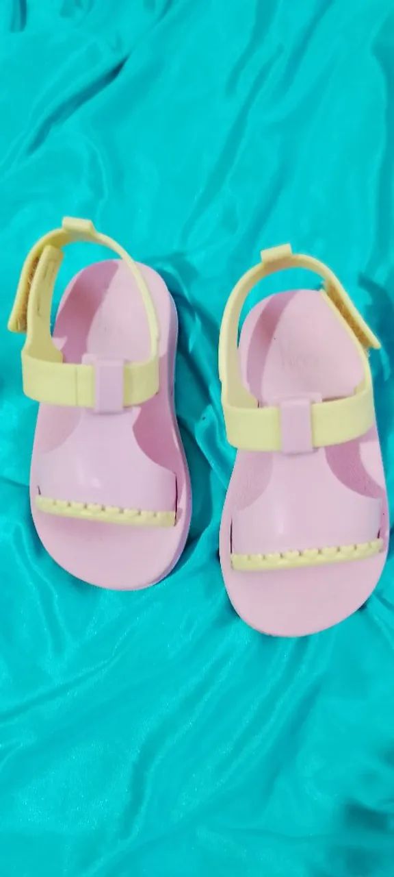 Sandália infantil com recortes rosa | Zaxy - Foto 2