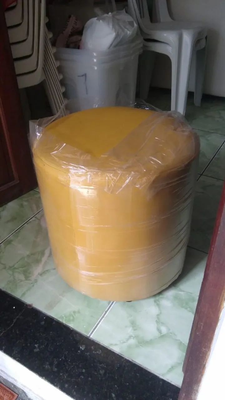 6 PUFF NOVO DE CORINO DOURADO PARA DECORAÇÃO 