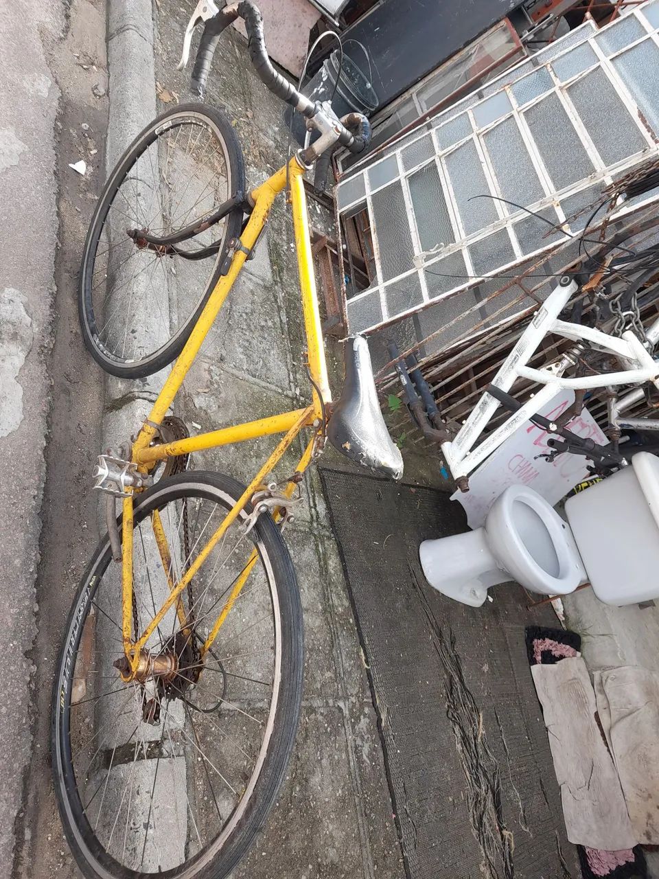 Bicicleta de estrada amarela