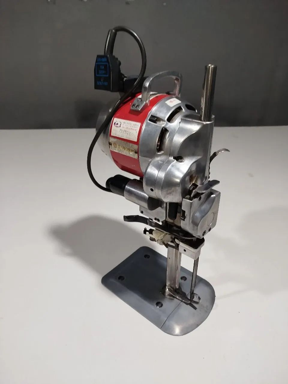 Máquina de cortar tecido Singer industrial 8 polegadas  - Foto 5