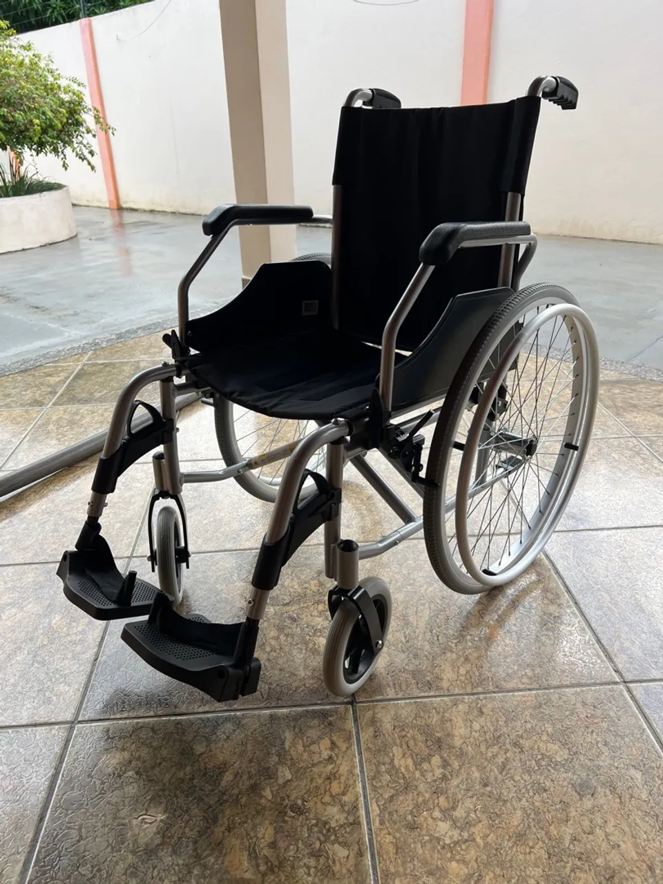 Vendo cadeira de rodas nova