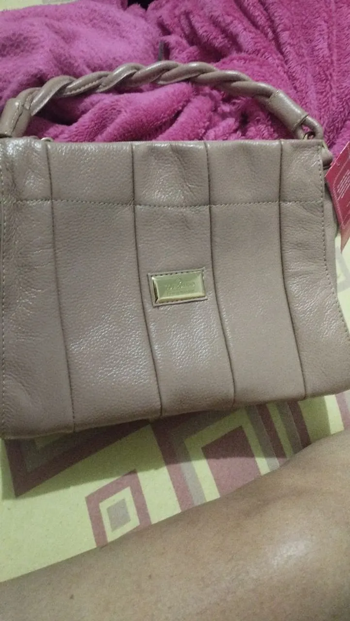 Bolsa de mão em couro com alça trançada