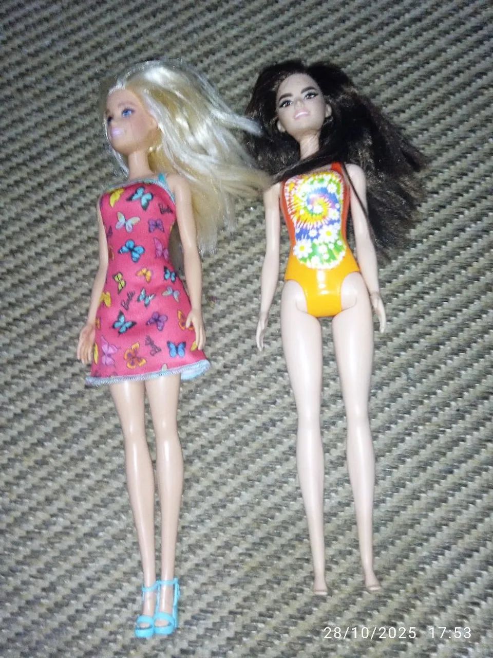Par de Barbies - uma loira de 2015 e uma morena 2021. - Foto 6