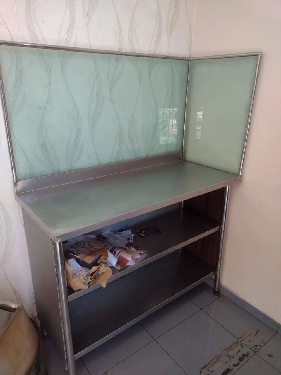 Mesa de aço inox com prateleiras e proteção em vidro 