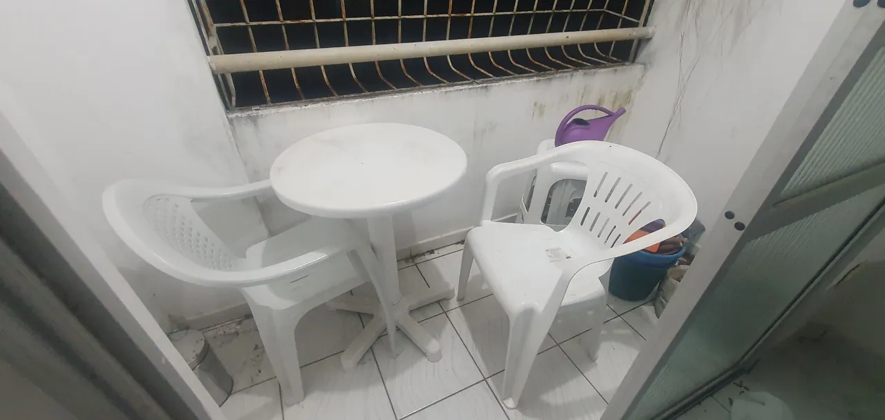 Conjunto de mesa e cadeiras de plástico