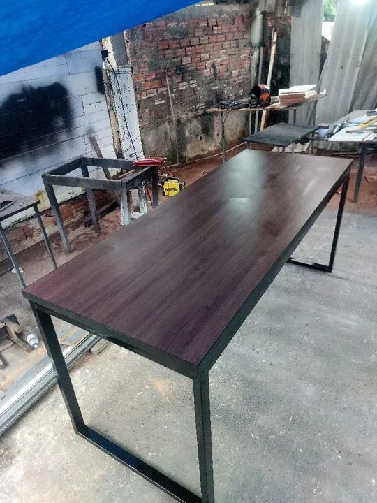 Mesa de Jantar Industrial em Metal e Madeira