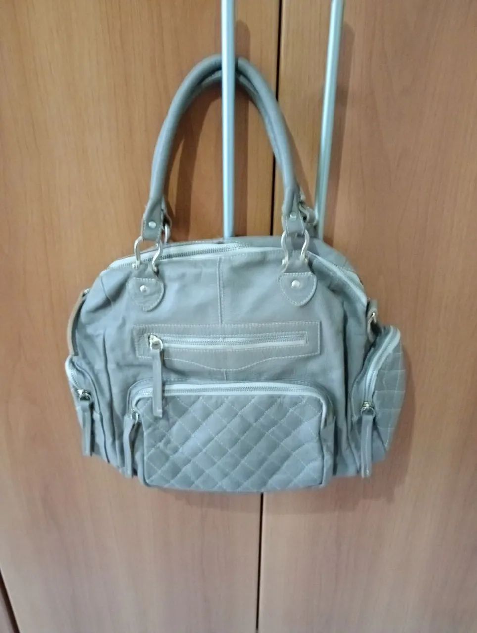 Bolsa de ombro bege com detalhes acolchoados