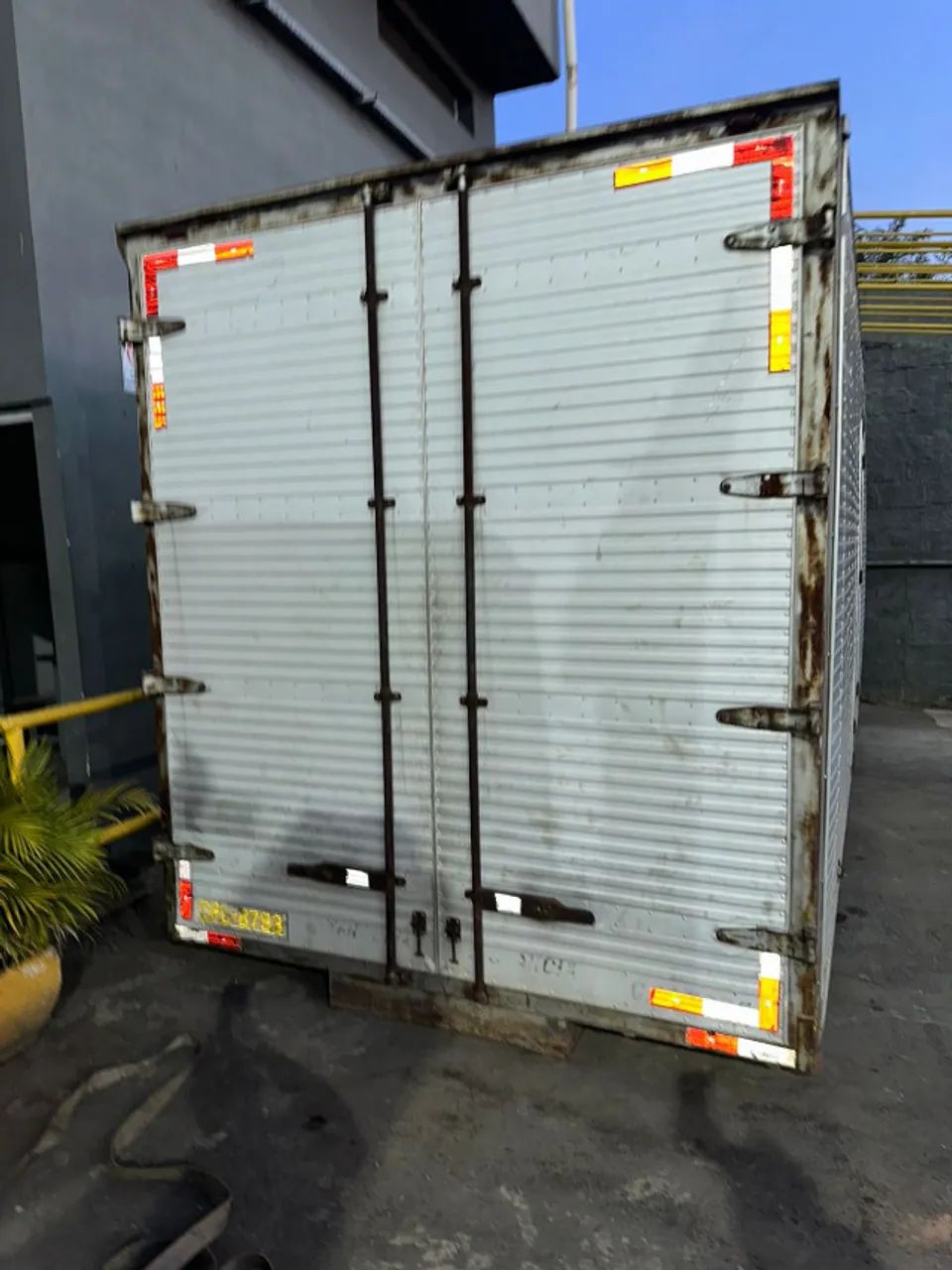 Medidas Bau alumínio : 5,20 x 2,50 x 2,80 altura