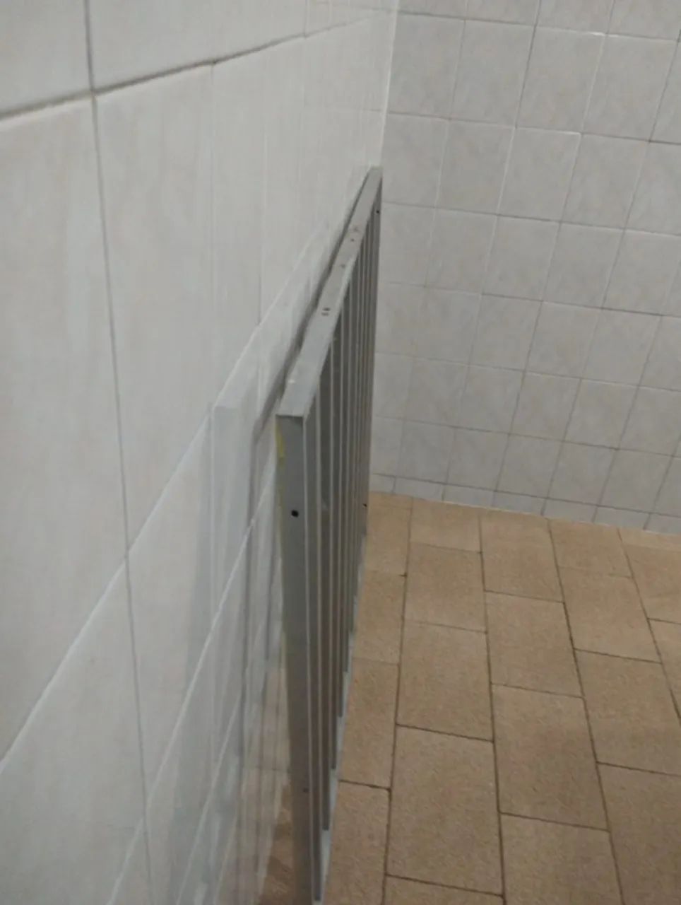 Grade(media) de proteção em alumínio com suporte para janelas.64842816088963121