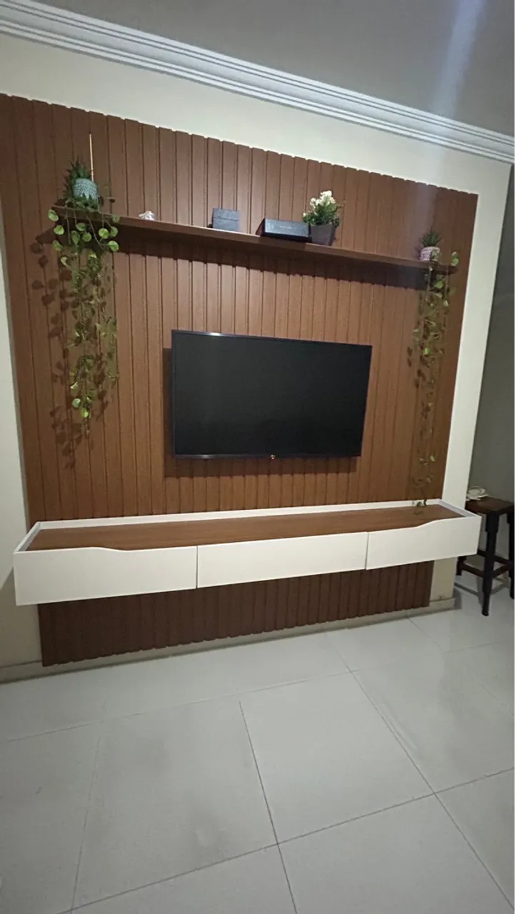 Painel de TV ripado 2,20m x2,40m com Rack Suspenso
