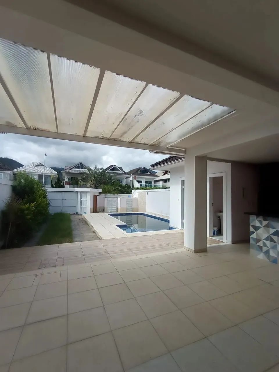 Casa com 4 suítes e vaga de garagem no Recreio dos Bandeirantes