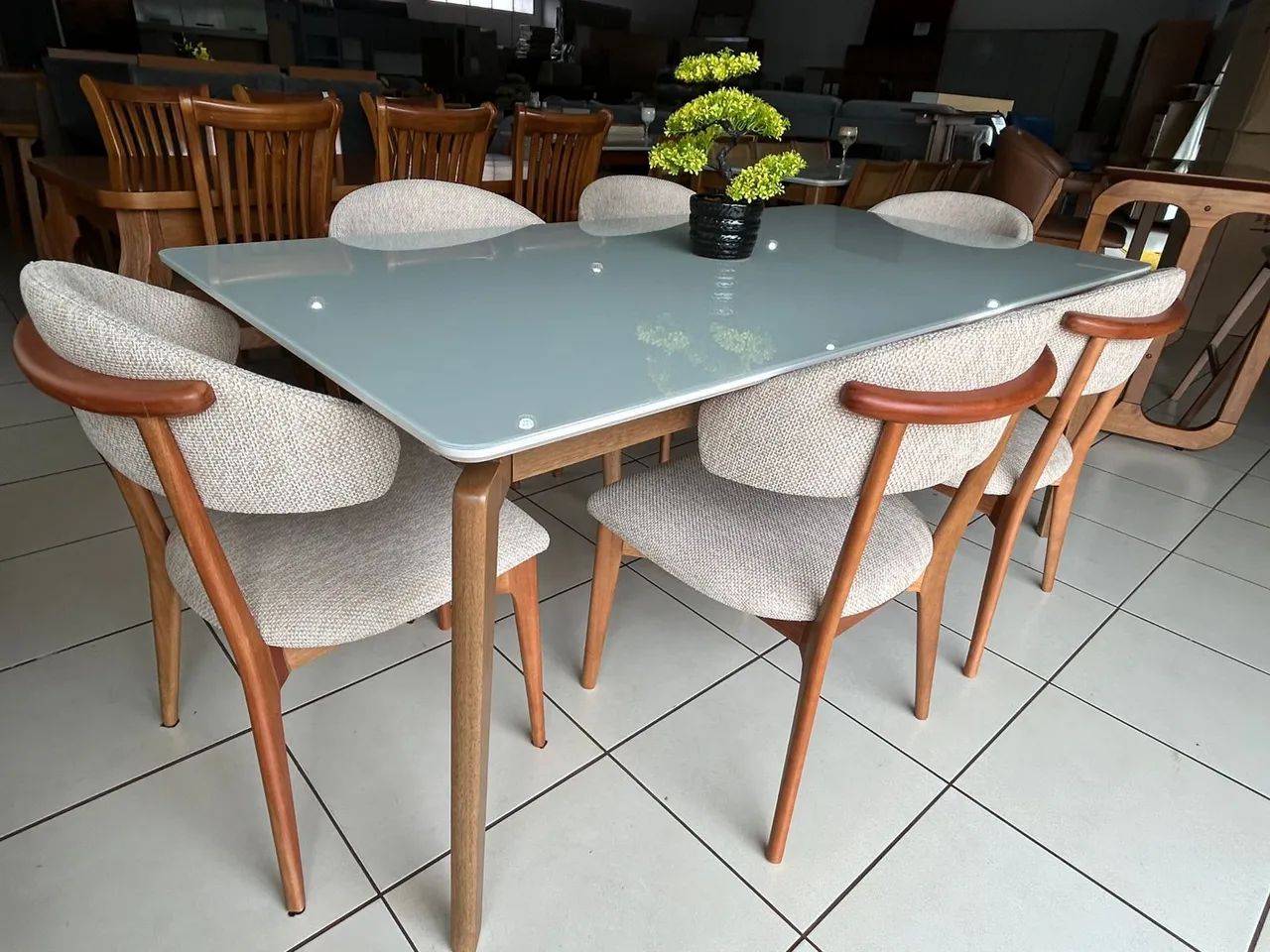 Mesa de Jantar Moderna com Cadeiras poltronas em linho - Foto 2
