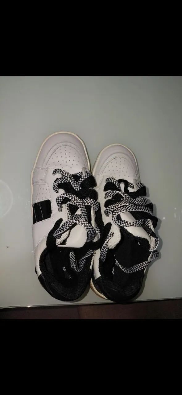 Tênis branco com detalhes em preto