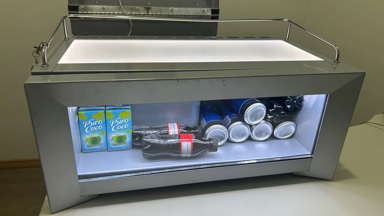 Geladeira Redbull compacta e moderna  com conversor 220v para 110v