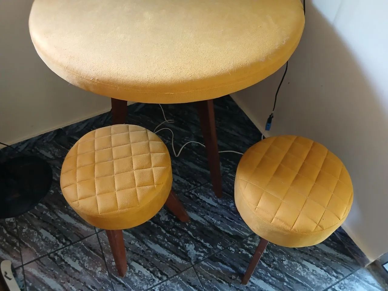 Conjunto de mesa redonda e banquetas em madeira pura  acolchoadasmostarda - Foto 3