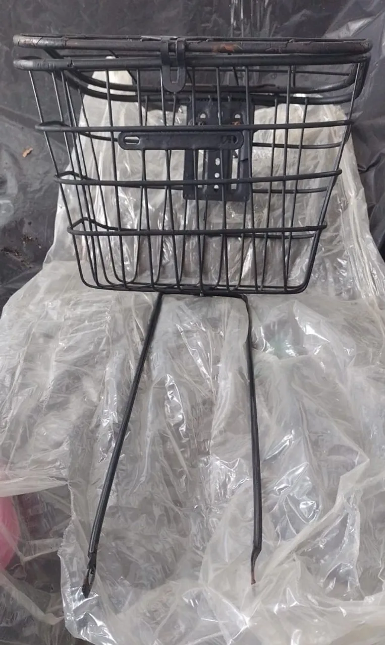 Cesto de Bicicleta com Suporte e Trava.