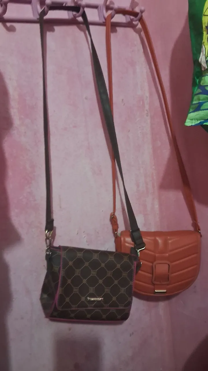 Duas bolsas estilosas, uma marrom e outra laranja