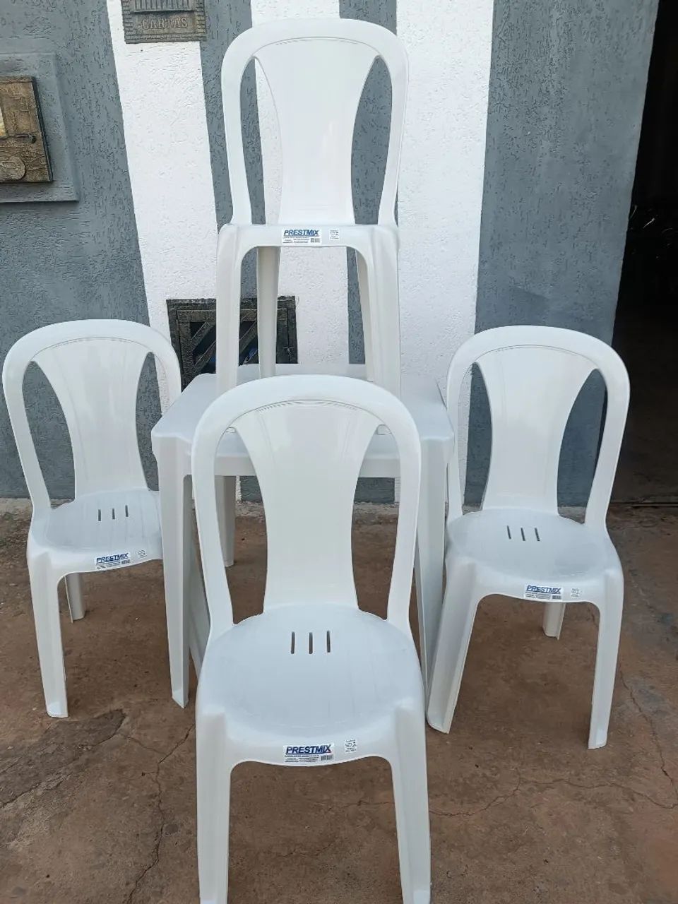Conjunto de mesa e cadeiras de plástico bistrô novas 