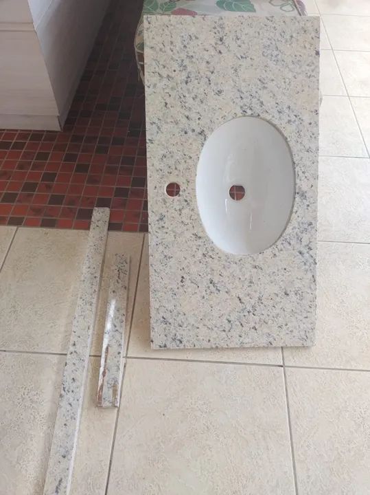 Pia de granito com cuba e acabamento para Banheiro