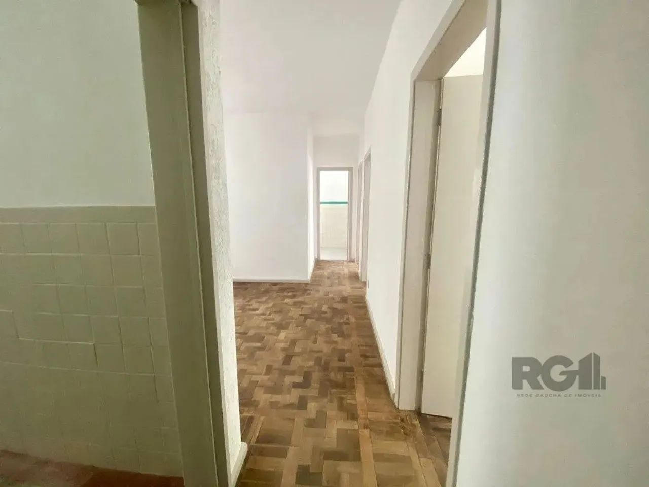 Apartamento 3 dormitórios com living 2 ambiente, cozinha separada e dependência completa,  - Foto 2