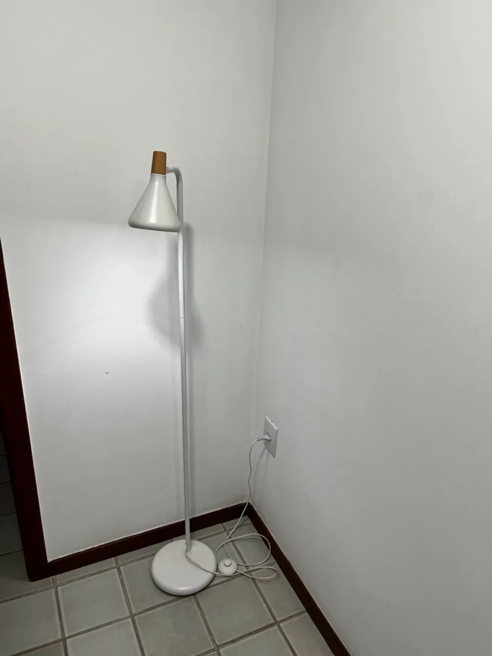 Luminária de chão branca