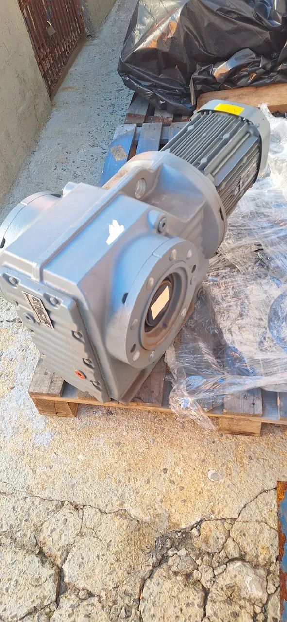 Motoredutor trifásico 4 cv redução 1/86.