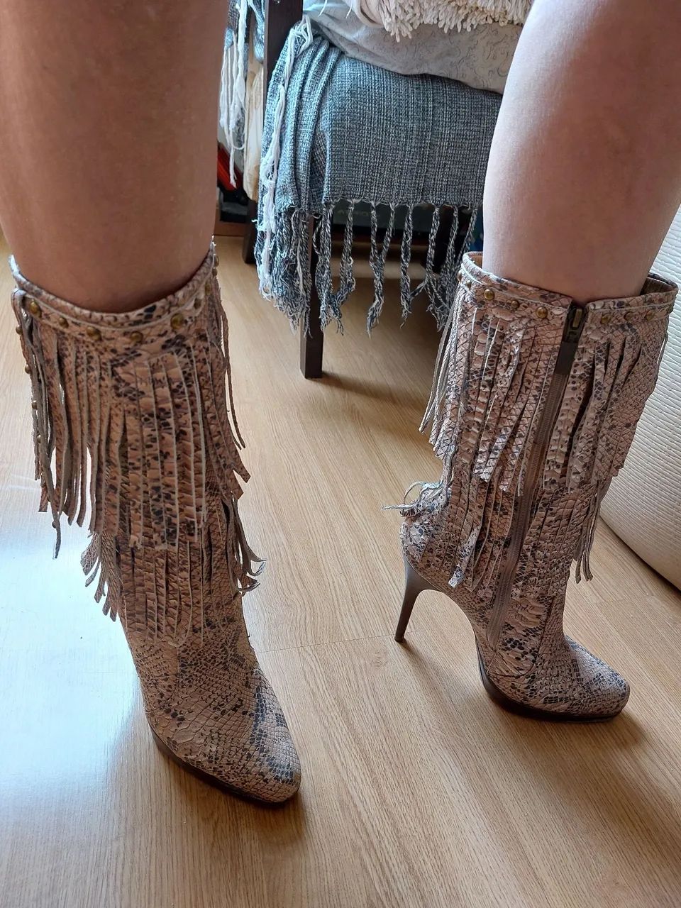 Botas de couro com franjas e salto alto