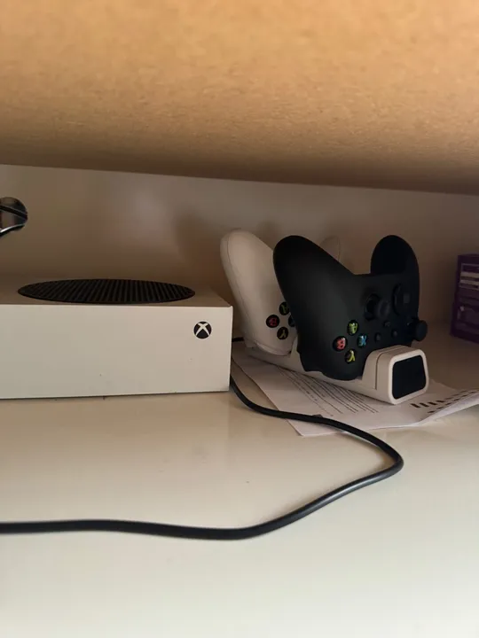 Xbox Series S - 2 Controles