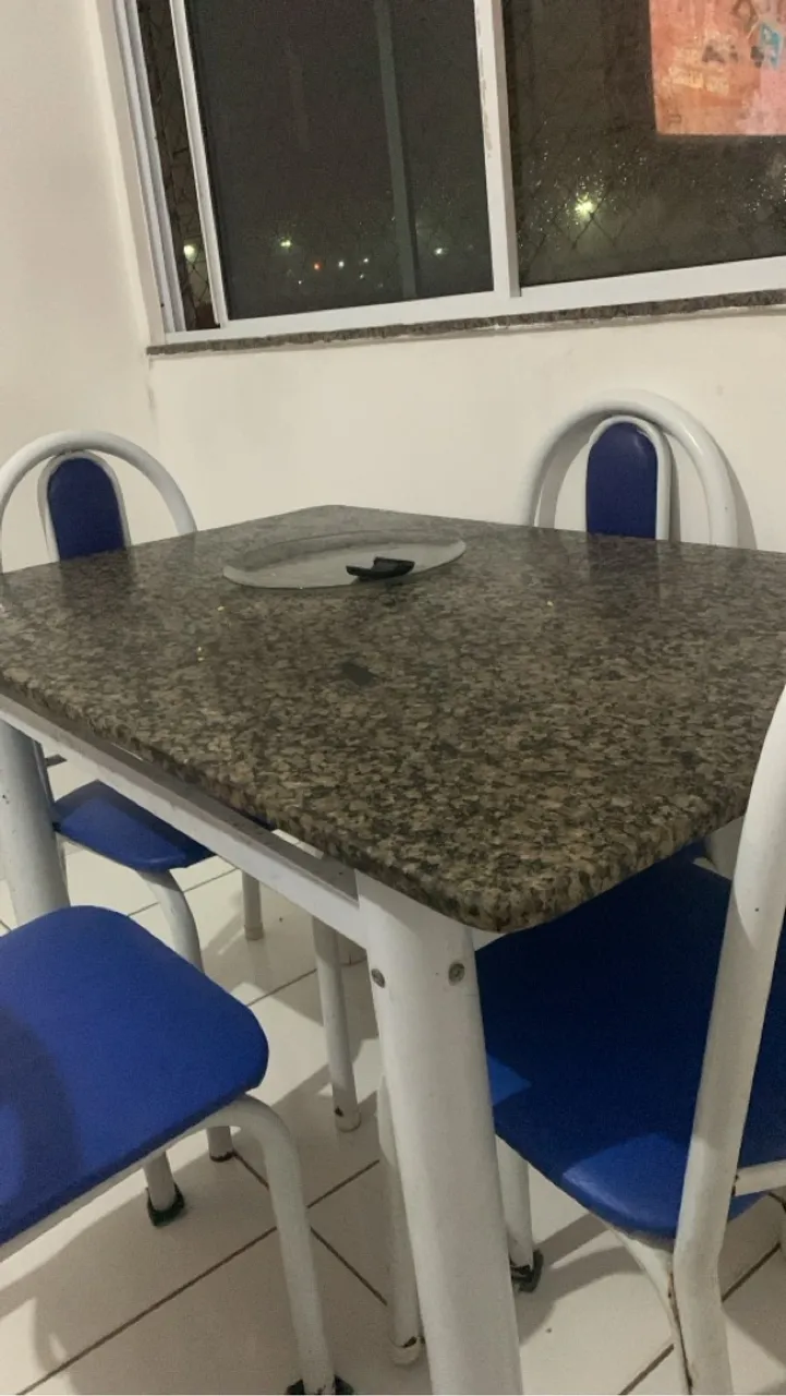 Mesa com tampo de granito e cadeiras